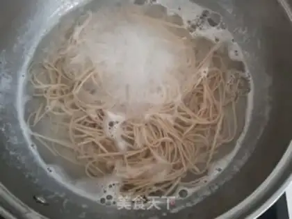 Make Wheat and vegetable noodles step 1