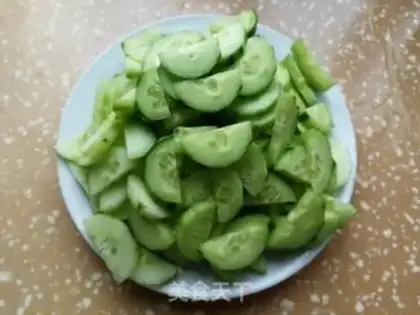 Make cucumber fried goose eggs step 1