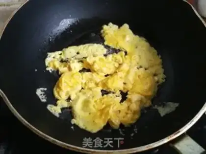 Make cucumber fried goose eggs step 3