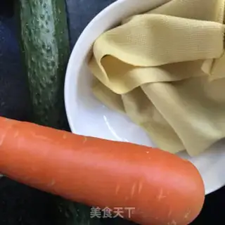 Make A cucumber fan with bean skin step 0