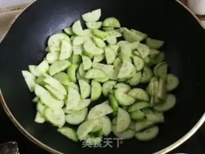 Make cucumber fried goose eggs step 4