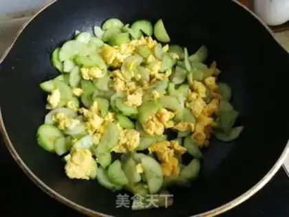 Make cucumber fried goose eggs step 5