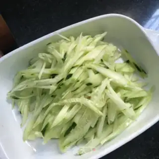 Make A cucumber fan with bean skin step 1