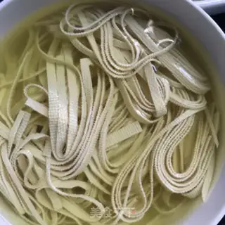 Make A cucumber fan with bean skin step 3