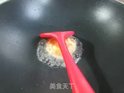 Make Double-eared eggs step 1
