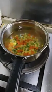 Make Sausage egg fried rice step 2
