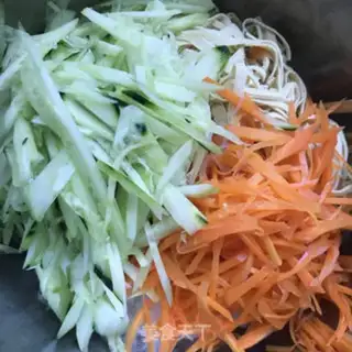 Make A cucumber fan with bean skin step 5
