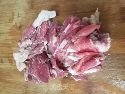 Make Onion fried lamb step 1