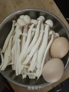 Make Cream and seafood mushroom eggflower soup step 0