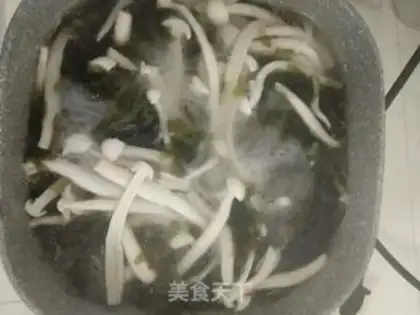 Make Cream and seafood mushroom eggflower soup step 2