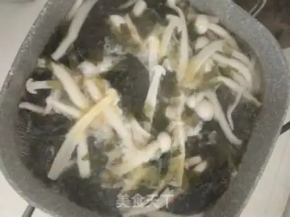 Make Cream and seafood mushroom eggflower soup step 3