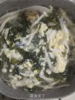 Make Cream and seafood mushroom eggflower soup step 4