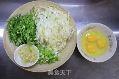 Make Egg pepper noodles step 4