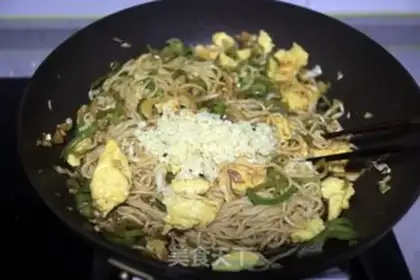 Make Egg pepper noodles step 9