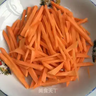 Make Eggs and pepper carrots step 1
