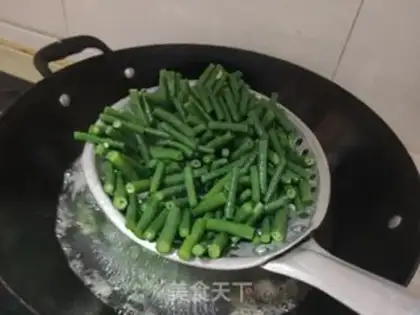 Make Sesame sauce, bean horns step 3