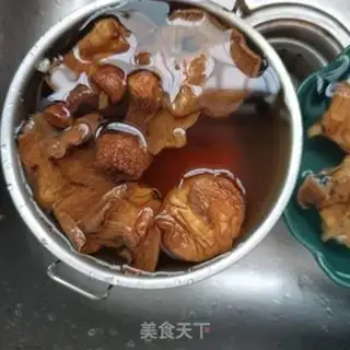 Make The mushrooms and pigeons step 0