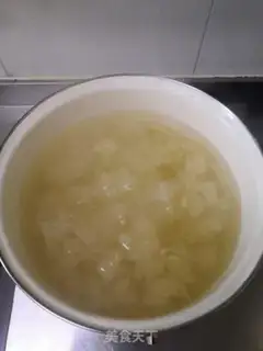 Make Silver-eared date soup step 2