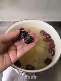 Make Silver-eared date soup step 4