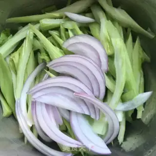 Make Celery with a little wood step 1