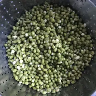 Make Fast-hand green bean soup step 1