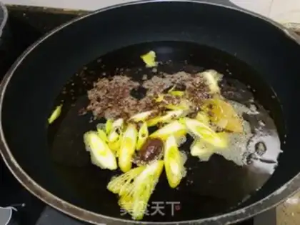 Make All-powerful pepper oil step 1