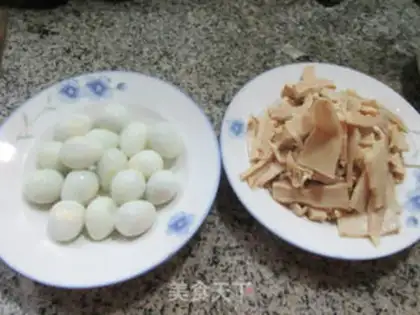 Make Fried eggs and boiling water step 0