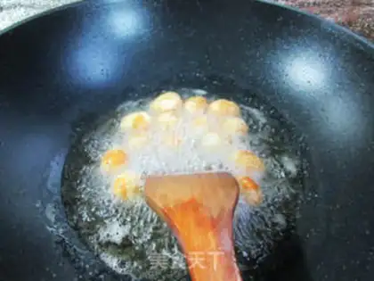 Make Fried eggs and boiling water step 1