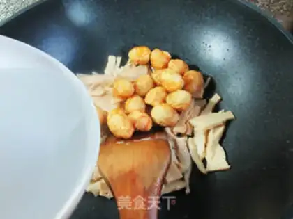 Make Fried eggs and boiling water step 3