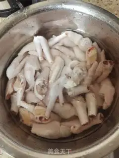 Make Pistol-fruit chicken claws step 1