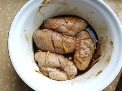 Make Potato steamed chicken wings step 1