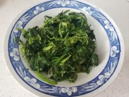 Make Scrambled spinach step 1