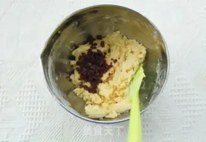 Make The cranberry cake step 4