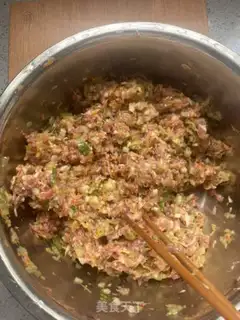 Make cucumber pork shrimp dumplings step 6
