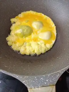 Make White fried eggs step 3