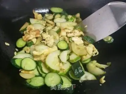 Make cucumber fried eggs step 2