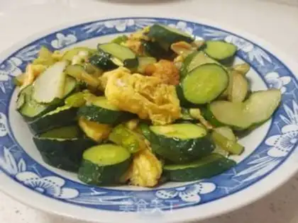 Make cucumber fried eggs step 3