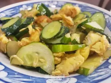 Make cucumber fried eggs step 4