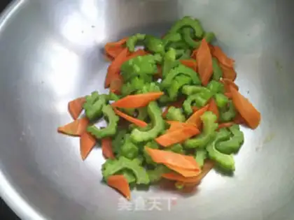Make Suffering carrots and fried eggs step 5