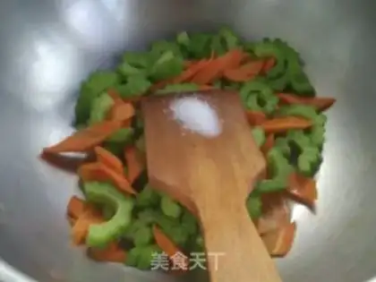 Make Suffering carrots and fried eggs step 7