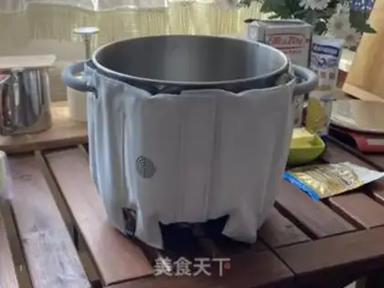 Make Sweet cartoon toast step 1