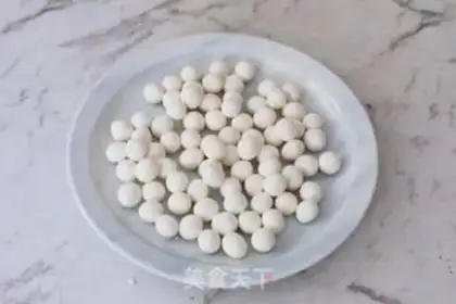 Make Red sugar pearls step 1