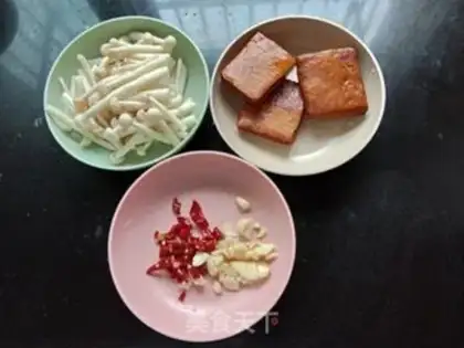 Make Seafood mushroom fried fragrance step 0