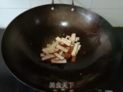 Make Seafood mushroom fried fragrance step 4