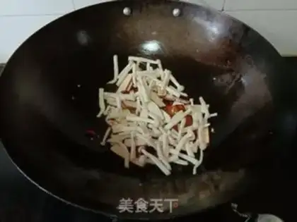Make Seafood mushroom fried fragrance step 5