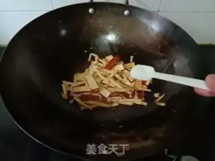 Make Seafood mushroom fried fragrance step 8