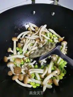 Make Crab mushrooms, silk melons step 4