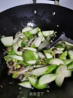 Make Crab mushrooms, silk melons step 6