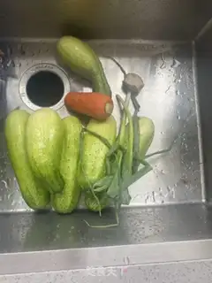 Make cucumber pork shrimp dumplings step 1