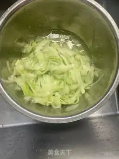 Make cucumber pork shrimp dumplings step 3